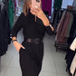 Elegancka damska sukienka w jednolitym kolorze z paskiem