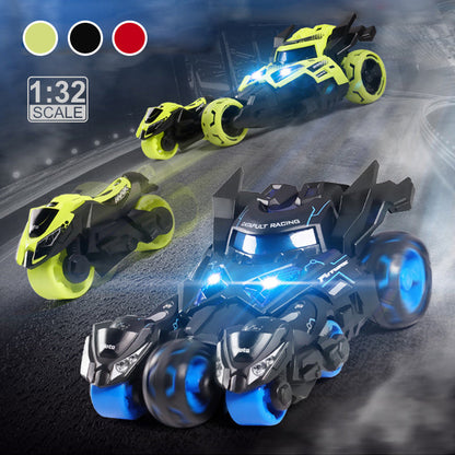 Samochód wyścigowy z transformacją i wyrzucanymi mini motocyklami