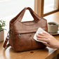 Damską torebkę crossbody z miękkiej syntetycznej skóry