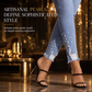 👖✨ Damskie jasnoniebieskie jeansy Skinny z perełkami - dopasowany krój, postrzępione wykończenie i modne detale